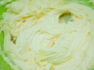 5、果酱饼干,打好的黄油呈现羽毛状。