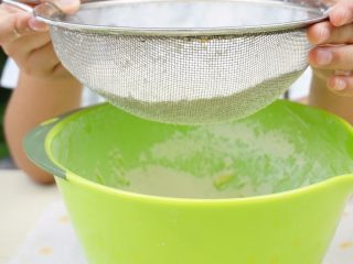 6、果酱饼干,低筋面粉过筛。