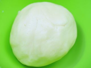 7、果酱饼干,揉成面团（揉面团的过程不宜过度，避免起筋）