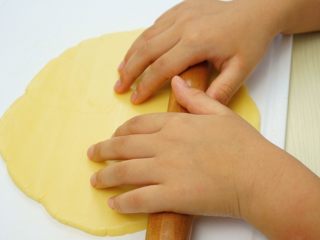 9、果酱饼干,用擀面杖擀成薄厚均匀。