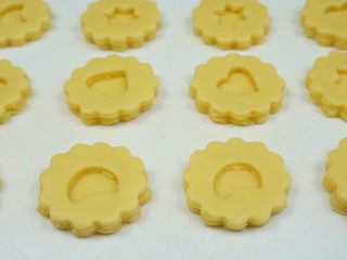 12、果酱饼干,饼干的薄厚尽量一致，这样烤出的饼干颜色一致，成色非常好看，放入烤箱上下管180度烤15分钟。