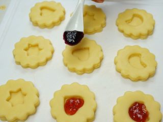 13、果酱饼干,中间放入果酱，果酱根据自己喜欢的口味决定。我用的有芒果、草莓和蓝莓果酱，个人喜欢蓝莓的味道。