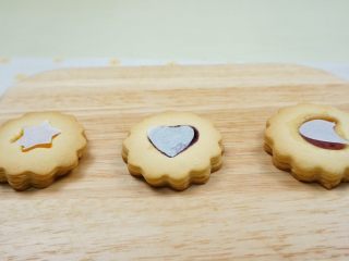 14、果酱饼干,用剪刀剪一个纸片（纸片按照饼干中间的形状决定）剪好以后盖住中间果酱部分。