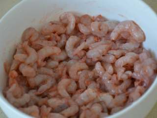 1、煎虾饼,将虾仁依次去除虾线,这个过程比较麻烦。