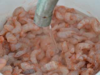 2、煎虾饼,处理好的虾仁洗净,控干水分。