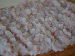 3、煎虾饼,虾仁放案板上剁碎,尽量剁的细一点,比较容易粘合,好成型。