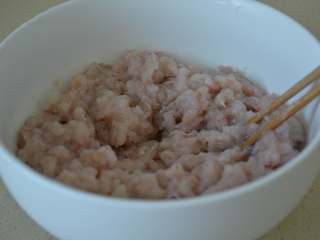 4、煎虾饼,虾蓉放入大碗内。