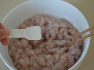 5、煎虾饼,加1勺盐。