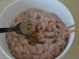 6、煎虾饼,半勺黑胡椒粉。