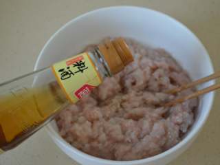 7、煎虾饼,少量料酒。