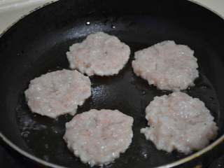 11、煎虾饼,用手快速摁成饼型,每个虾饼之间要有间距,防止粘在一起。