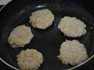 12、煎虾饼,一面成型后翻面煎另一面。