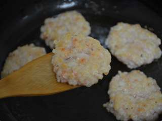 13、煎虾饼,煎至两面金黄色即可。