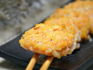 14、煎虾饼,香喷喷的虾饼出锅了。