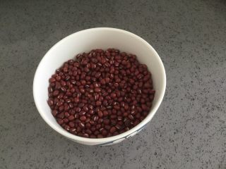 1、红豆薏米粥,红豆先泡发3小时，若因时间仓促，可用温水来替代。