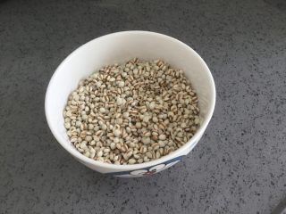 2、红豆薏米粥,薏米泡发3小时。