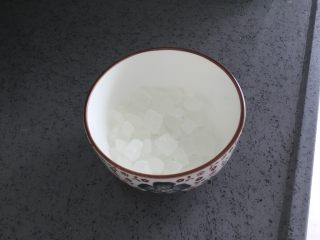 3、红豆薏米粥,冰糖若干。