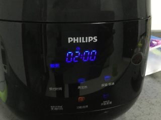 4、红豆薏米粥,电饭煲选择煮粥的功能，等剩10分钟再依个人口味加入适量冰糖即可。