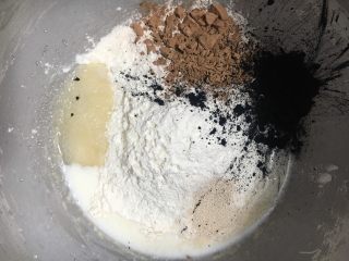 1、米妮米奇馒头,黑色面团材料放在一起揉面