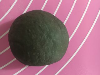 8、米妮米奇馒头,取一个大面团滚圆