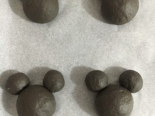 11、米妮米奇馒头,把小面团粘在大面团上