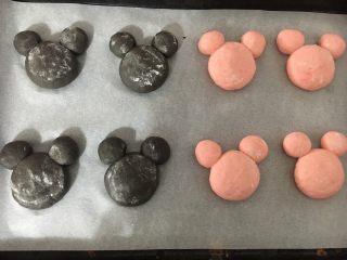 13、米妮米奇馒头,都做好后，手心沾干粉，逐一按扁每个面团