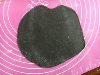 17、米妮米奇馒头,黑色面团擀薄