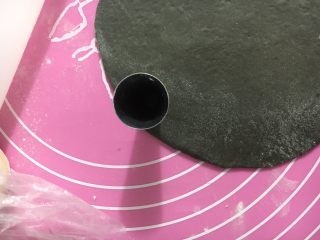 19、米妮米奇馒头,在面皮上用力按压下去