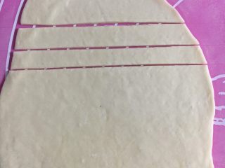 25、米妮米奇馒头,白色面团擀薄切条状