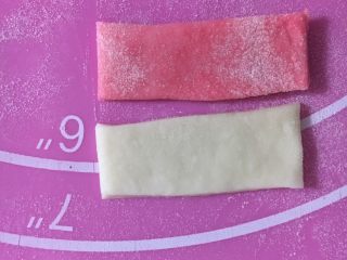 26、米妮米奇馒头,两种颜色切一样大小的条状