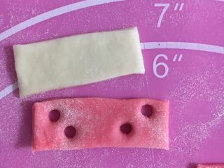 28、米妮米奇馒头,在深粉色上面对称抠4个小孔出来