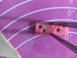 30、米妮米奇馒头,拿筷子居中夹一下