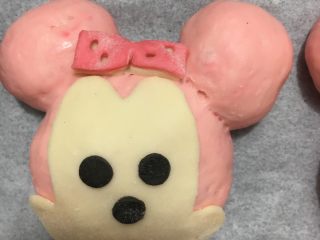 32、米妮米奇馒头,按压在米妮的耳朵中间