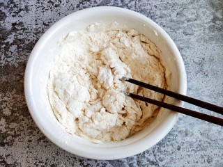 2、超喧软小笼包,面粉和泡打粉提前混合,边加水边搅拌。