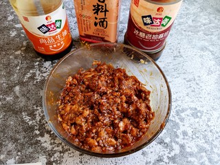4、超喧软小笼包,趁着醒面的时间来调肉馅,肉馅中加入料酒,生抽和老抽。