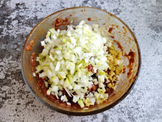 6、超喧软小笼包,大葱切末,生姜切末放入肉馅中。