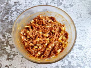 8、超喧软小笼包,最后拌成肉馅,肉馅不易太干