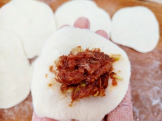 11、超喧软小笼包,擀成中间厚,边缘薄的包子皮,放入肉馅。