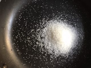 1、迷你苹果派（饺子皮版）,不粘锅里放10g黄油和20g糖，炒至糖化