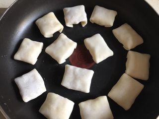 8、迷你苹果派（饺子皮版）,底部朝下码在锅里