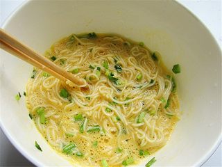 5、面条鸡蛋饼,调拌均匀,尽量把面条给调拌开来