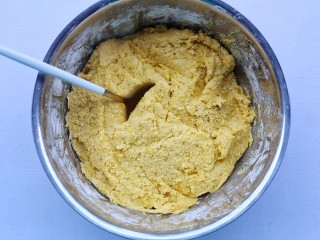 6、椰香南瓜糯米糍,拌匀。