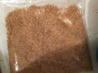 2、咖啡慕斯冻饼,消化饼干捣碎