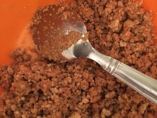 3、咖啡慕斯冻饼,然后捣碎后的饼干倒入黄油中搅拌均匀