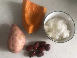 2、红薯南瓜粥,准备食材备用
