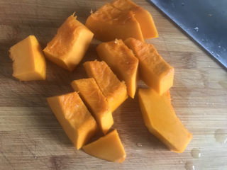 5、红薯南瓜粥,南瓜切成块