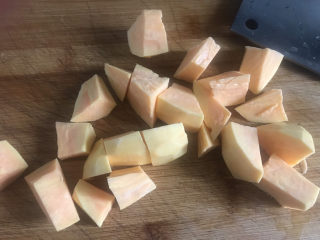 6、红薯南瓜粥,红薯也切成块