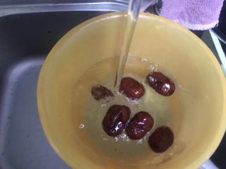 7、红薯南瓜粥,红枣洗干净