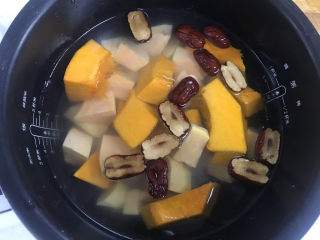 9、红薯南瓜粥,把南瓜红薯，米饭，红枣放入锅中加入适量的水