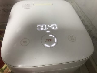 10、红薯南瓜粥,放入电饭锅内按煮粥键煮40分钟